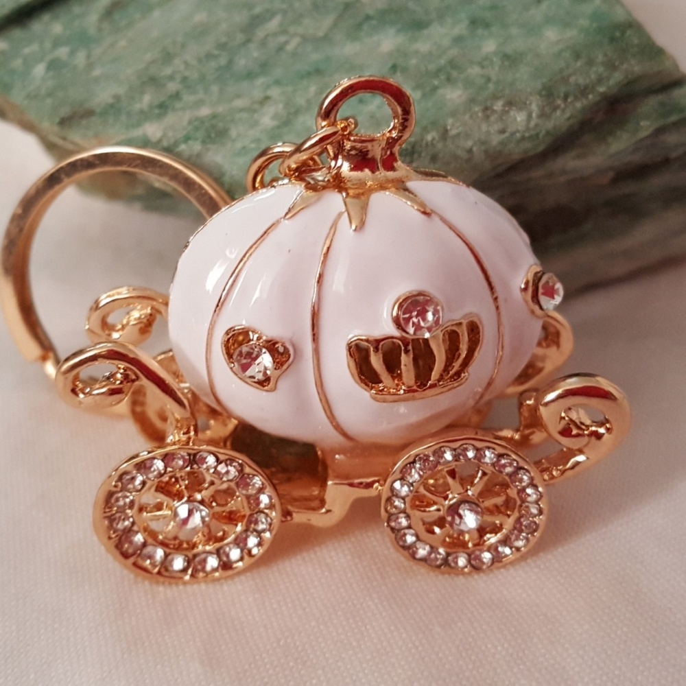 White Enamel & Rhinestone Cinderellas Regal Coach Purse/Keyring Goldtone NEW - Picture 3 of 5